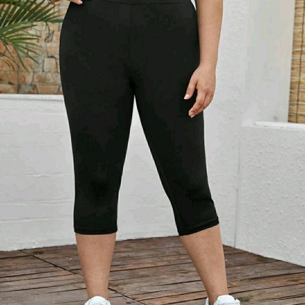 Plus Solid Capris Leggings - Picture 5 of 8
